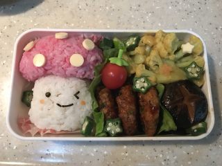 19、蘑菇小姐便当,将准备好的食材依次摆入