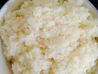 1、紫菜包饭,糯米饭放锅里煮熟，放凉，加寿司醋