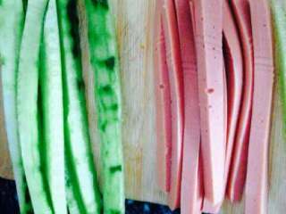 2、紫菜包饭,黄瓜，火腿肠切长条