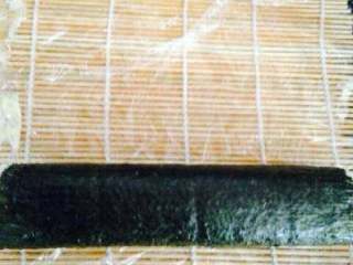 5、紫菜包饭,由一头开始转起，然后切件就可以食用喽。