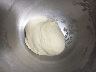 4、中种葡萄干吐司,揉成光滑的面团