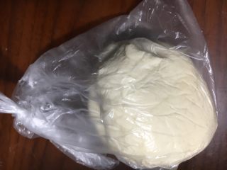 5、中种葡萄干吐司,装进保鲜袋扎紧，室温发酵3小时或冰箱冷藏发酵24小时