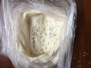 6、中种葡萄干吐司,拉开面团有蜂窝组织即可