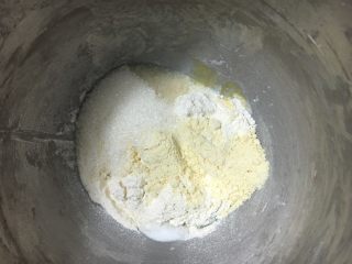 7、中种葡萄干吐司,主面团材料除黄油外放在一起