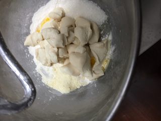 9、中种葡萄干吐司,放厨师机揉面