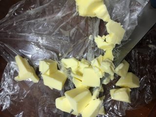 10、中种葡萄干吐司,面团比较光滑后加入软化的黄油