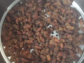 15、中种葡萄干吐司,蒸5、6分钟后开盖冷却