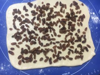 17、中种葡萄干吐司,均匀地撒上一半的葡萄干