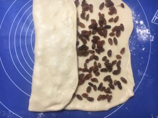 18、中种葡萄干吐司,面皮向右折起三分之一