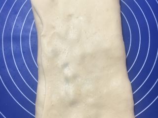 19、中种葡萄干吐司,再往左折起三分之一