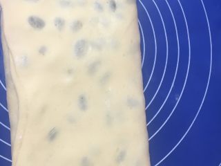 23、中种葡萄干吐司,全部折好，稍按压