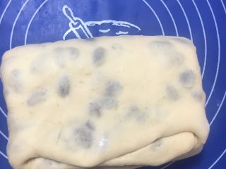 25、中种葡萄干吐司,再进行一次三折动作