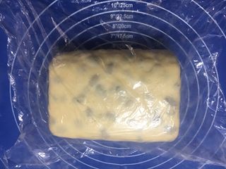 27、中种葡萄干吐司,盖上保鲜膜，可以放温暖处或是烤箱发酵