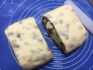 29、中种葡萄干吐司,平均分成两个面团，每个400克左右
