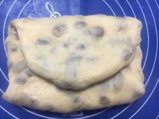 32、中种葡萄干吐司,两端往中间折叠起来