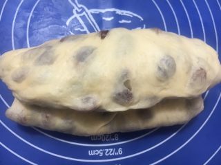 33、中种葡萄干吐司,再对折起来