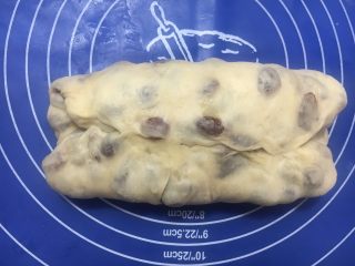 34、中种葡萄干吐司,捏紧对折处的面皮