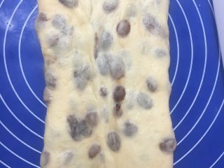 35、中种葡萄干吐司,轻轻再擀成长方形