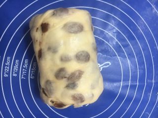 36、中种葡萄干吐司,从一端往里卷成一个卷