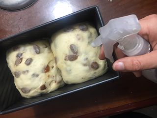 39、中种葡萄干吐司,再喷洒些许的水，均匀地分布在表面
