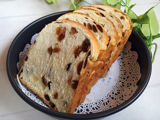 44、中种葡萄干吐司,表皮脆脆的，内里软软的