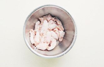 1、一口青芥沁心凉【芥末拌凤爪筋】,鸡脚筋用清水洗净；