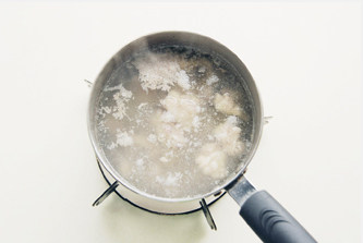 2、一口青芥沁心凉【芥末拌凤爪筋】,锅中烧开水，倒入鸡脚筋，煮沸后捞出；