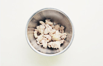 3、一口青芥沁心凉【芥末拌凤爪筋】,捞出的鸡脚筋用自来水冲洗干净表面的浮沫；