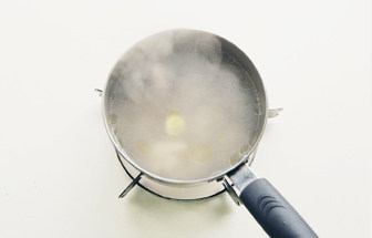 4、一口青芥沁心凉【芥末拌凤爪筋】,锅内注入清水，加入花雕酒和姜煮开，放入鸡脚筋再次煮开后转小火煮15分钟；