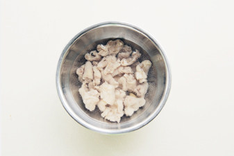 5、一口青芥沁心凉【芥末拌凤爪筋】,煮好的鸡脚筋捞出后迅速投入冰水中，待冰水变温，再倒掉水，重新注入冰水；