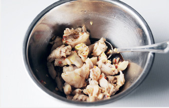 7、一口青芥沁心凉【芥末拌凤爪筋】,浸泡透的鸡脚筋捞出控水，加入调味汁拌匀；