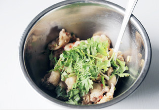 8、一口青芥沁心凉【芥末拌凤爪筋】,小香菜洗净控水切段加入，爱吃辣的可以加点儿小辣椒，然后拌匀即可。