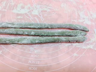 2、番茄酱素麻食,把面搓成长条，