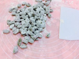 3、番茄酱素麻食,切成丁