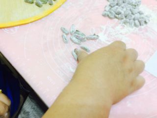 4、番茄酱素麻食,用大拇指压在面丁向前推，