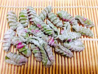 5、番茄酱素麻食,这是在寿司帘上推的。