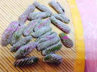 6、番茄酱素麻食,这是在饺子盖上推的，