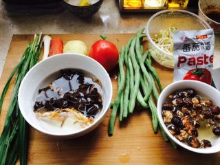 9、番茄酱素麻食,准备好所需要的菜，