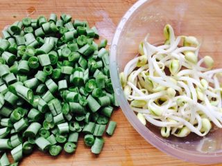 10、番茄酱素麻食,豆角切丁，豆芽掐须备用