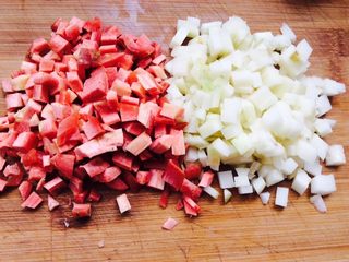 11、番茄酱素麻食,土豆，红萝卜切丁