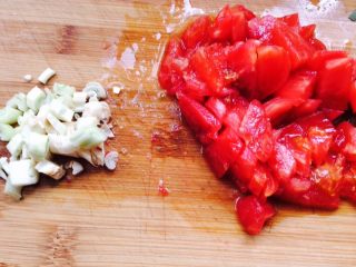 12、番茄酱素麻食,西红柿去皮切块，备好葱花