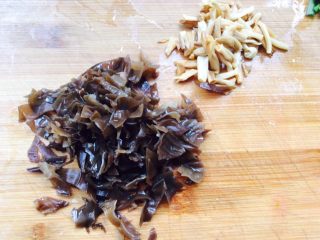 13、番茄酱素麻食,黄花菜，木耳切碎