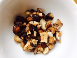 14、番茄酱素麻食,小香菇切碎