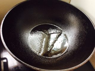 15、番茄酱素麻食,锅中放少许油