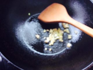 16、番茄酱素麻食,油热下葱花炒香