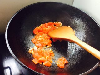 17、番茄酱素麻食,下西红柿翻炒