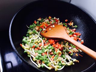 18、番茄酱素麻食,下其它 其它菜丁翻炒变色，