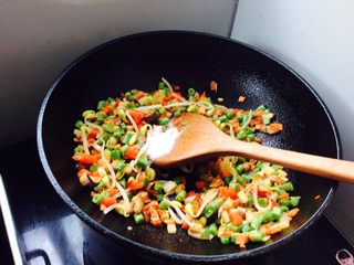 19、番茄酱素麻食,放少许生抽，盐翻炒均匀，放番茄酱，下黄花木耳翻炒均匀。