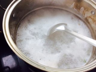 21、番茄酱素麻食,另起锅烧开水，煮麻食。