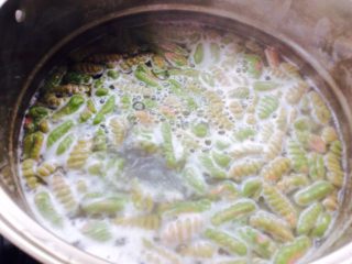 22、番茄酱素麻食,煮熟后捞出